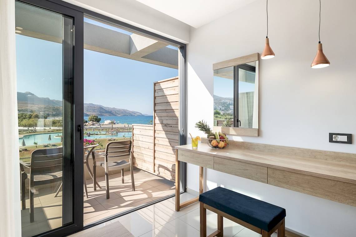 Innenansicht einer Suite im CHC Galini Palace mit Blick auf den Balkon und den Pool.