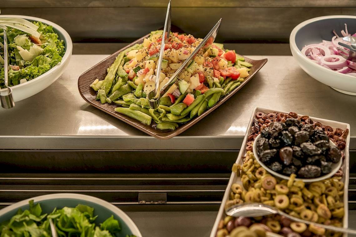 Buffet-Tisch mit Salat und Gemüse im CHC Galini Palace