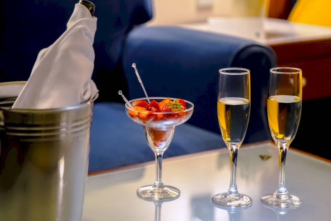 Drei Gläser mit Getränken und ein Glas mit Erdbeeren auf einem Tisch im Hotelzimmer des Mediterranean Hotel auf Rhodos