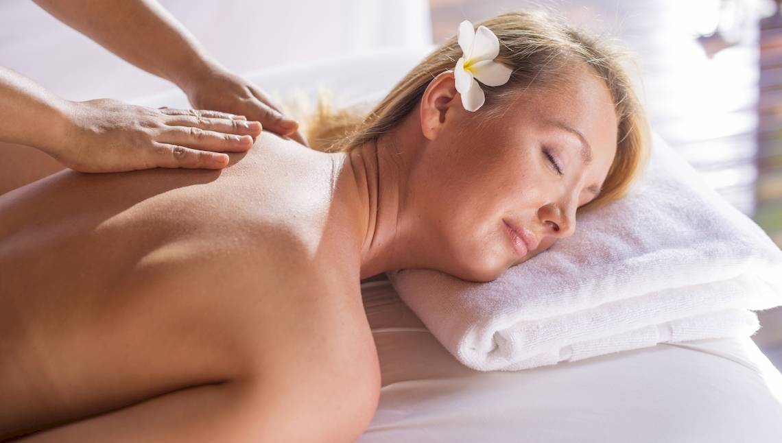 Frau genießt Massage im Maritim Resort & Spa Mauritius