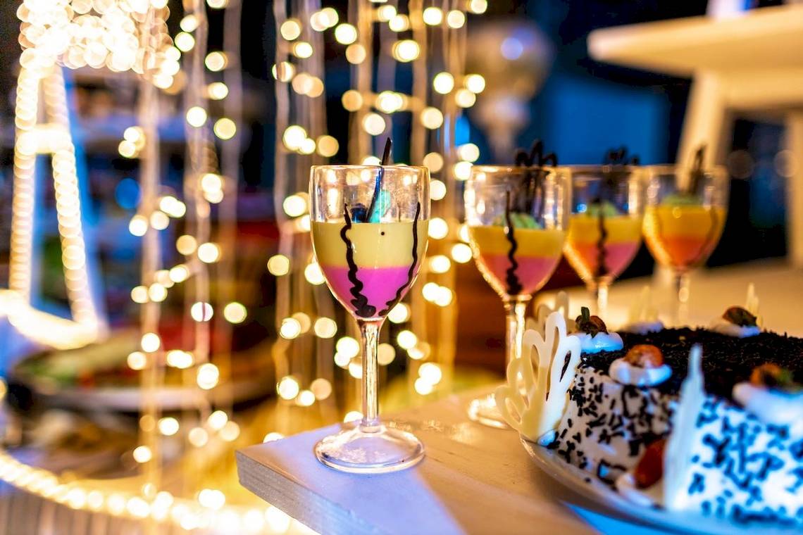 Cocktails und Kuchen auf einem Tisch im Baobab Beach Resort & Spa.