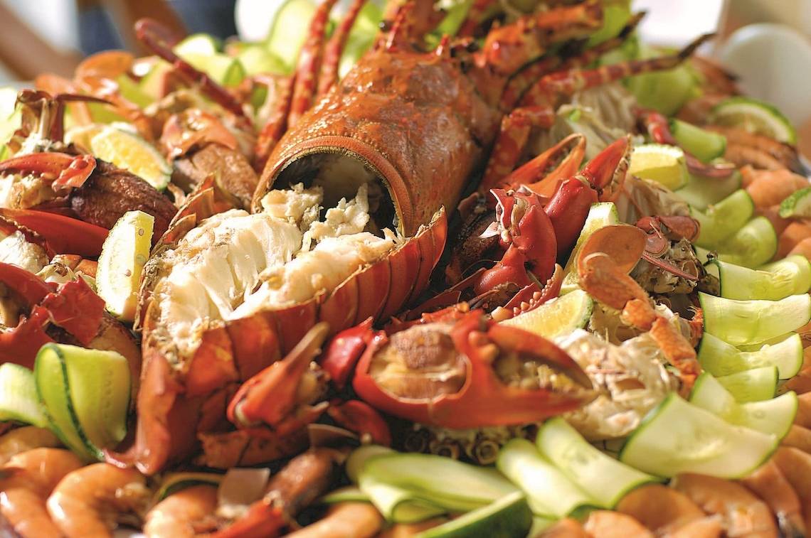 Buffet mit Hummer und Garnelen im Baobab Beach Resort & Spa.