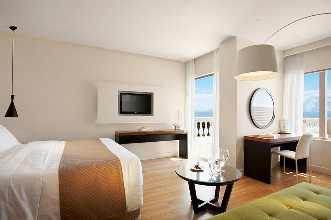 Innenansicht eines Hotelzimmers im MarBella Corfu mit Doppelbett, Schreibtisch und Aussicht.