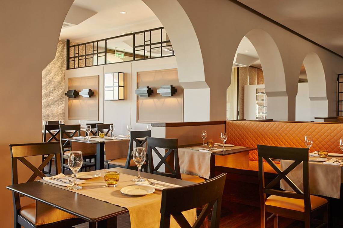 Innenansicht des MarBella Corfu Restaurants mit eingerichteten Tischen und Stühlen.