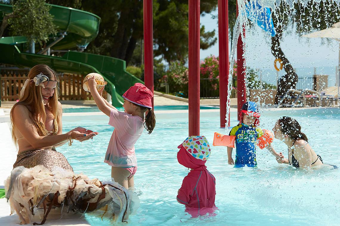 Mutter und Kinder spielen im Schwimmbad des MarBella Corfu Hotels.