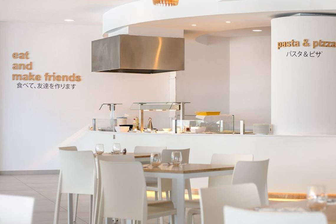 Innenansicht des Vibra Algarb Restaurants mit moderner Einrichtung und Tisch- und Stuhl-Sets.