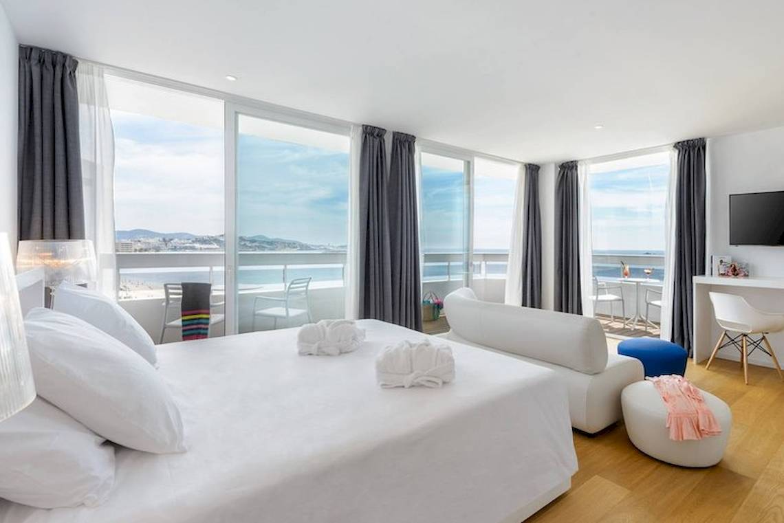 Zimmer im Vibra Algarb Hotel mit Blick auf das Meer und Balkon.
