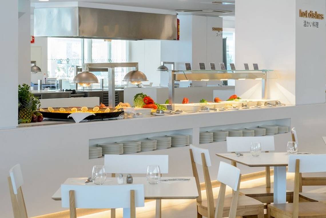 Speisebereich des Vibra Algarb Hotels mit Buffet und Sitzplätzen.