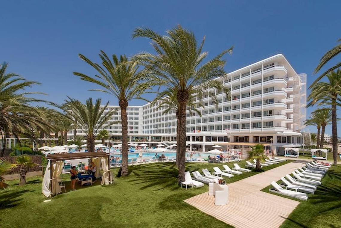 Außenbereich des Vibra Algarb Hotels mit Swimmingpool und Sonnenliegen