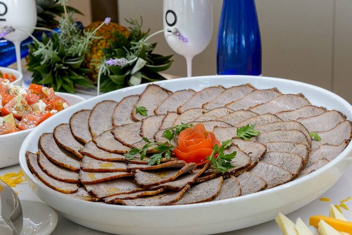 Geschnittenes Fleisch auf einer Platte im Hotel Vibra Algarb