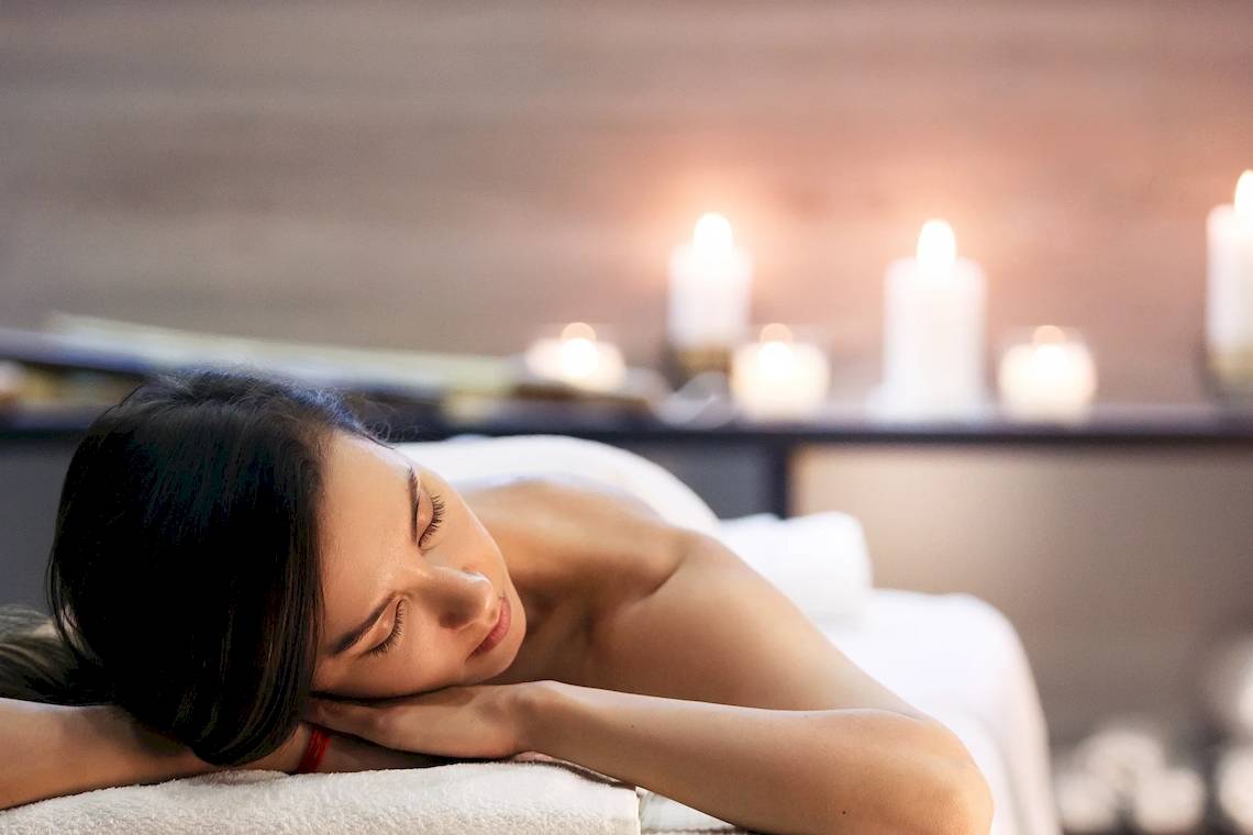 Frau im InterContinental Ras Al Khaimah Resort genießt eine entspannende Massage im Spa