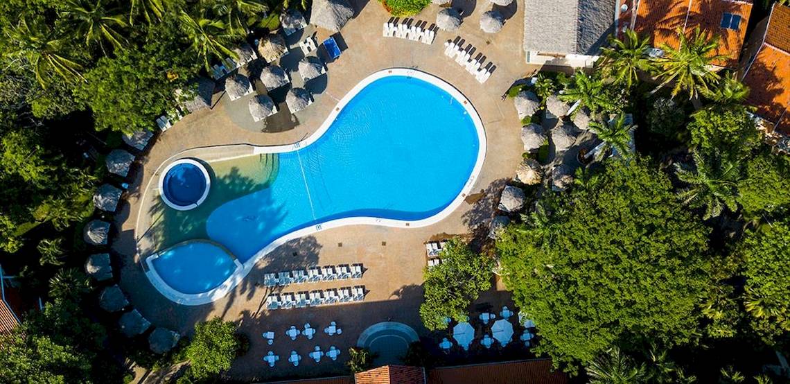 Luftaufnahme des Swimmingpools und der Liegestühle im Occidental Tamarindo Hotel