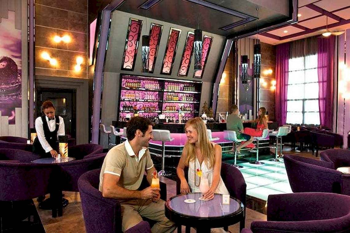 Paar in einem violetten Stuhl in einer Bar des Riu Palace Bavaro Hotels