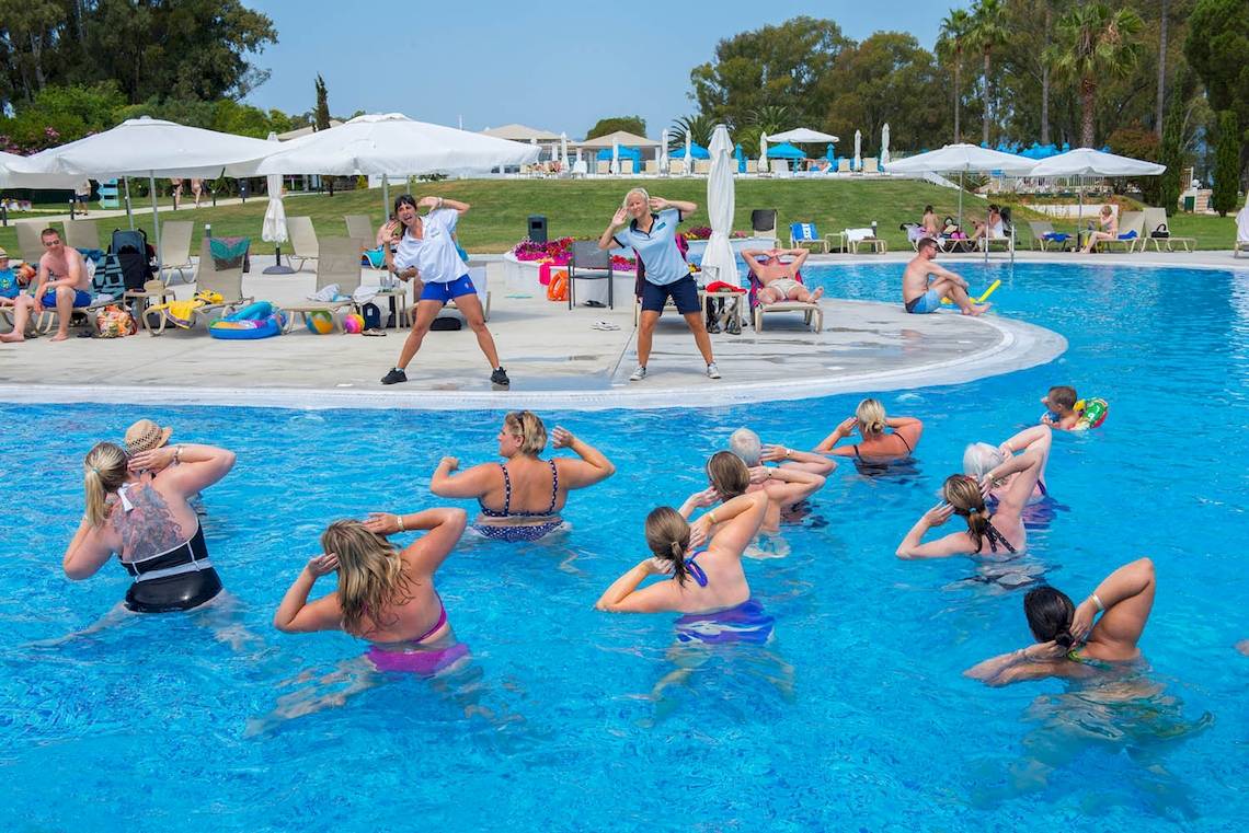 Aqua Fitness Kurs im Louis Kerkyra Blue Hotel mit Trainerinnen und Teilnehmerinnen im Pool.