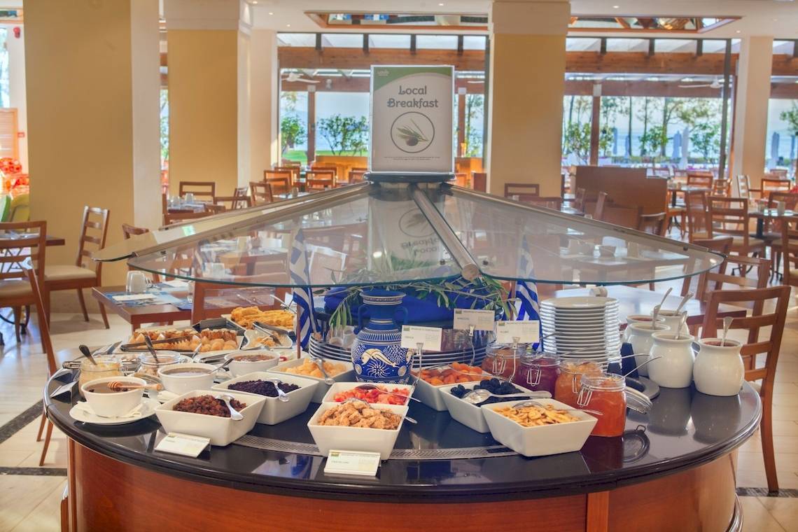 Frühstücksbuffet im Louis Kerkyra Blue Hotel mit verschiedenen Speisen und Getränken.