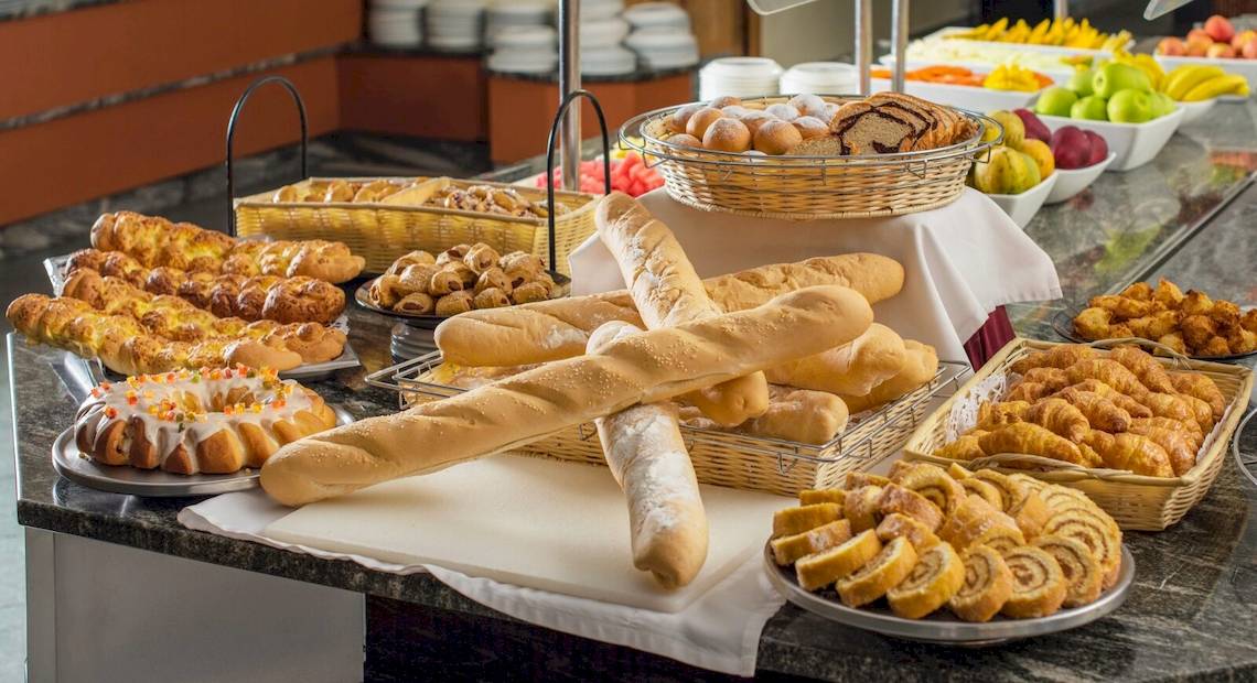 Frühstücksbuffet im Occidental Tamarindo mit einer Auswahl an Brötchen, Brot, Croissants und Früchten.