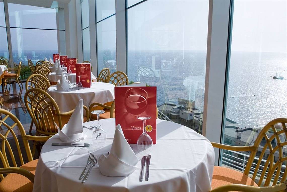 Mogan Princess & Beach Club Restauranttisch mit Meerblick
