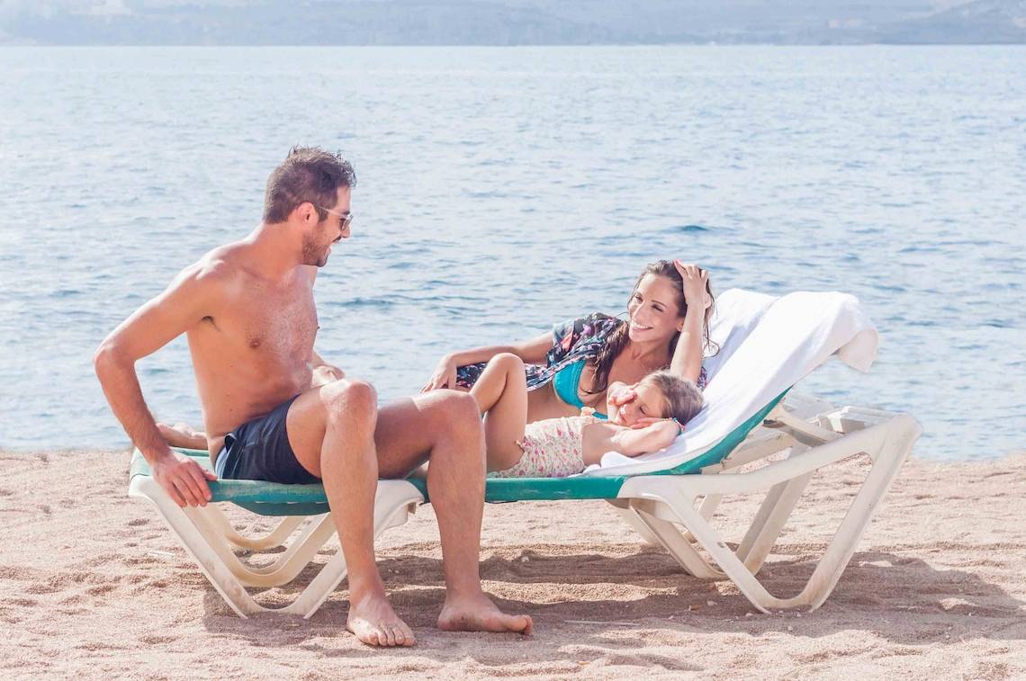 Familie entspannt auf Strandliegen vor dem Doubletree by Hilton Malta Hotel