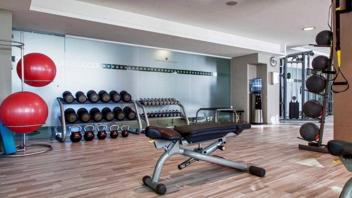 Fitnessraum im AX The Victoria Hotel mit roter Gymnastikball, Gewichte und Trainingsgeräten.
