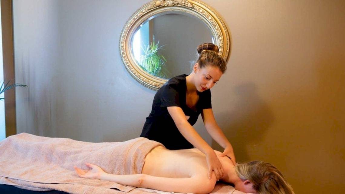 Eine Frau erhält eine Massage im AX The Victoria Hotel.