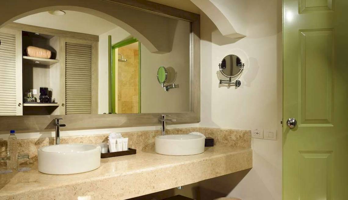 Badezimmer mit zwei Waschbecken im Catalonia Playa Maroma Hotel.
