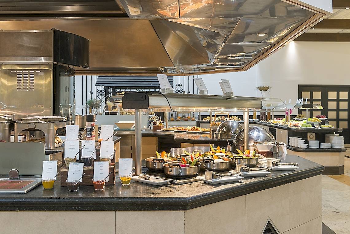 Buffettisch im Ocean Maya Royale Hotel mit verschiedenen Gerichten und Speisen.
