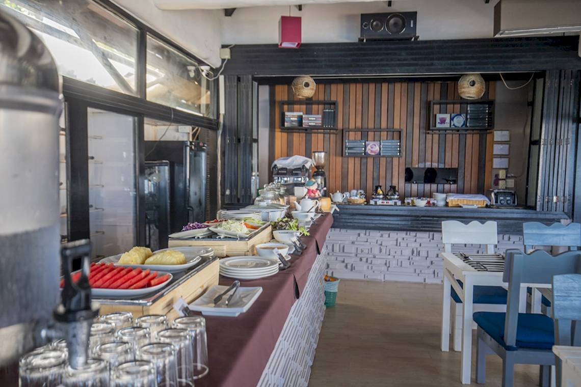 Frühstücksbuffet im Punnpreeda Beach Resort mit verschiedenen Gerichten und Getränken.