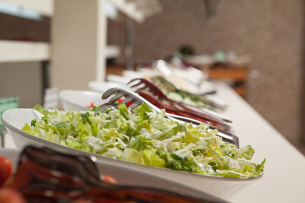 Salatbuffet im Side Aluna Hotel mit verschiedenen Salatsorten in weißen Schalen.