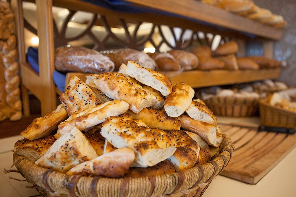 Korb mit Brot im Side Aluna Hotel.