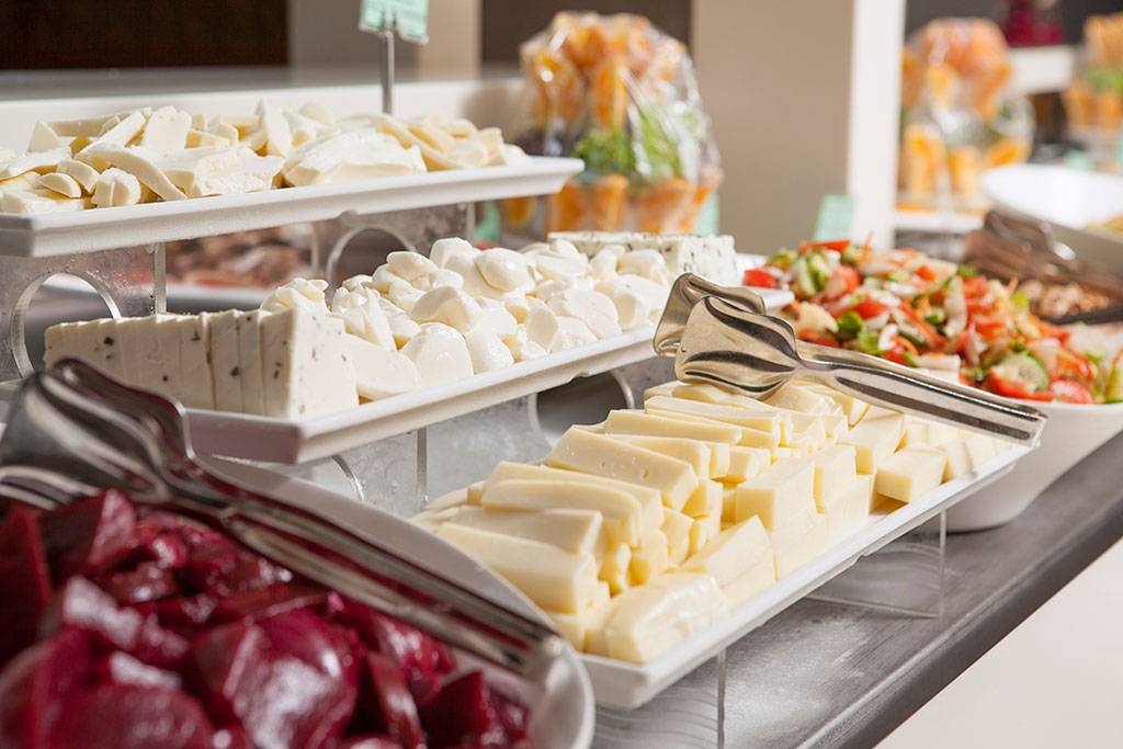 Buffet-Tisch mit Käse und Salat, serviert im Side Aluna Hotel.