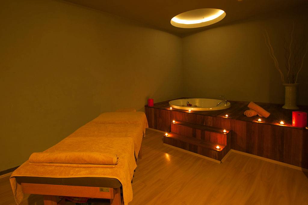 Spa-Behandlungsraum im Side Aluna Hotel mit Massageliegen und Badewanne