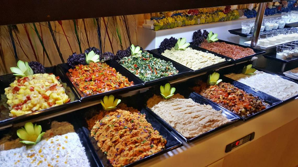 Buffet im Horus Paradise Luxury Resort mit verschiedenen Salaten und Gerichten.