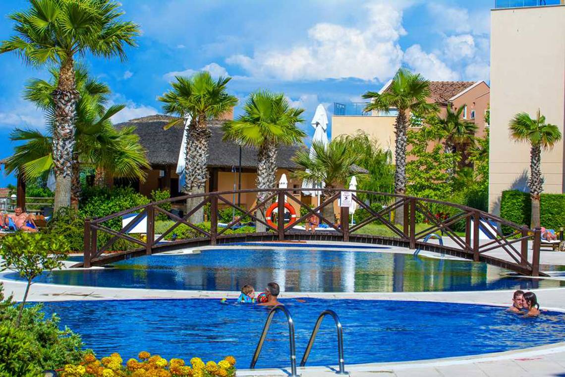 Schwimmbecken mit Brücke im Wyndham Residences Kusadasi Golf & Spa