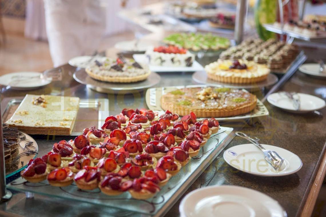 Buffet mit diversen Desserts im El Mouradi Palace Hotel.