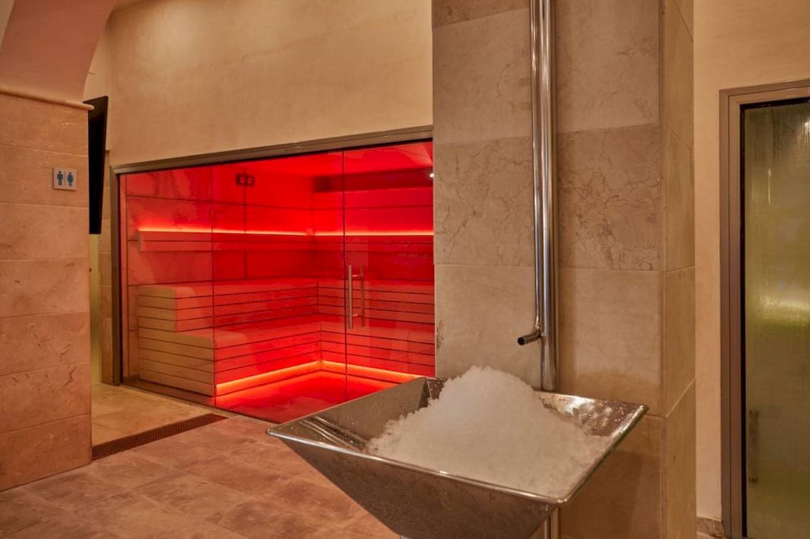 Saunaraum im Secrets Lanzarote Resort & Spa mit rotem Licht und Eisschalen.