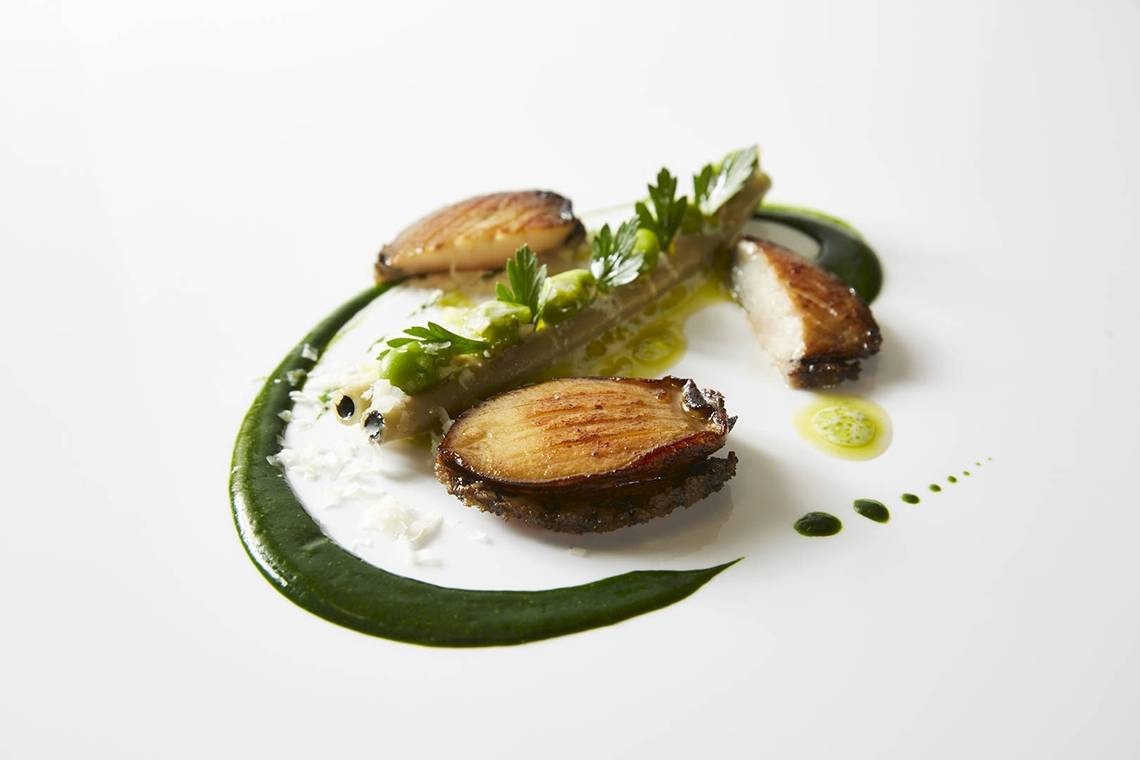 Gericht im Burj Al Arab Jumeirah mit gebratenem Gemüse und Sauce.
