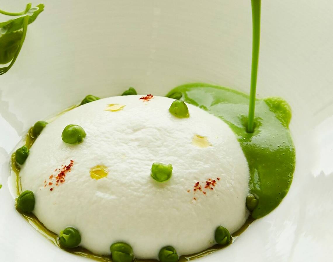 Eine elegante Speise mit grüner Soße und Erbsen, serviert im Burj Al Arab Jumeirah.