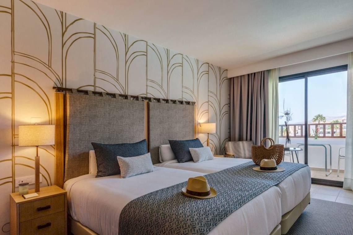 Doppelbett-Zimmer im Secrets Lanzarote Resort & Spa mit modernem Design und Terrassenblick