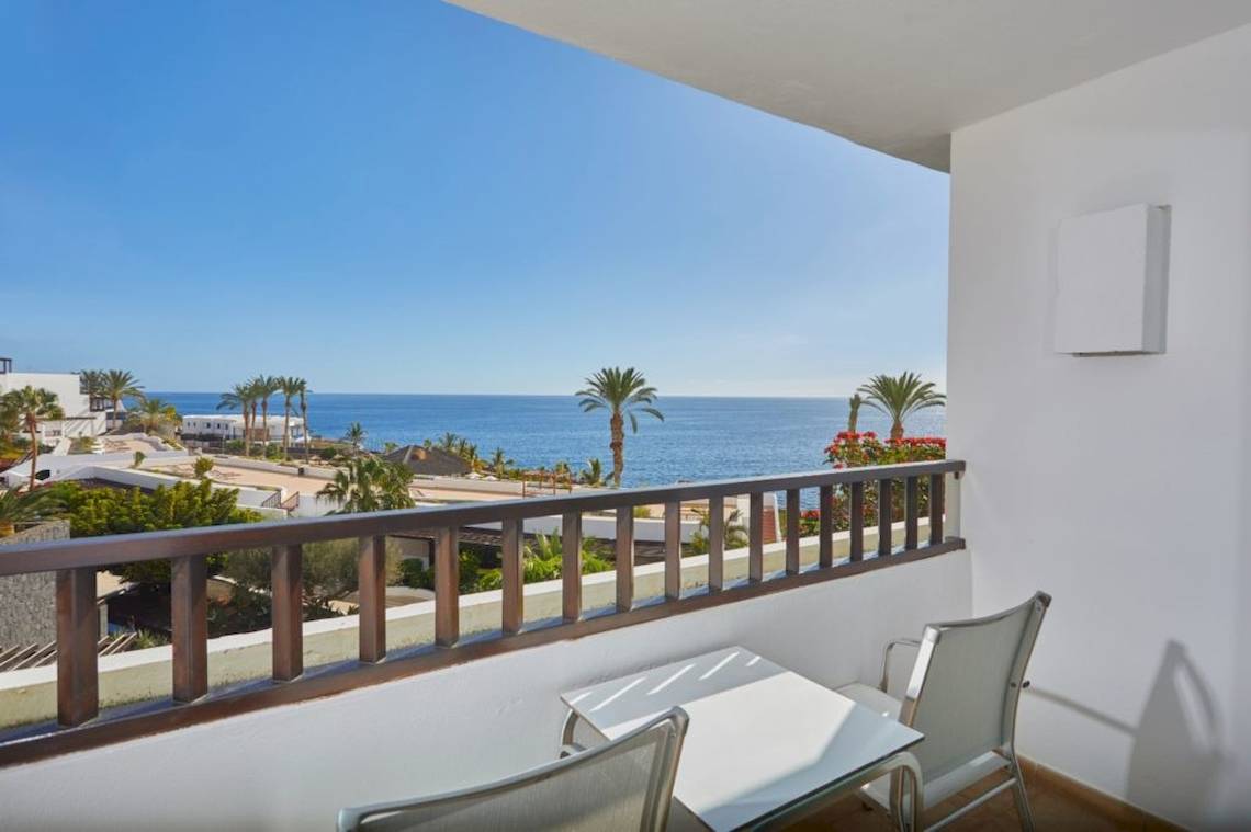 Balkon mit Blick auf das Meer im Secrets Lanzarote Resort & Spa.