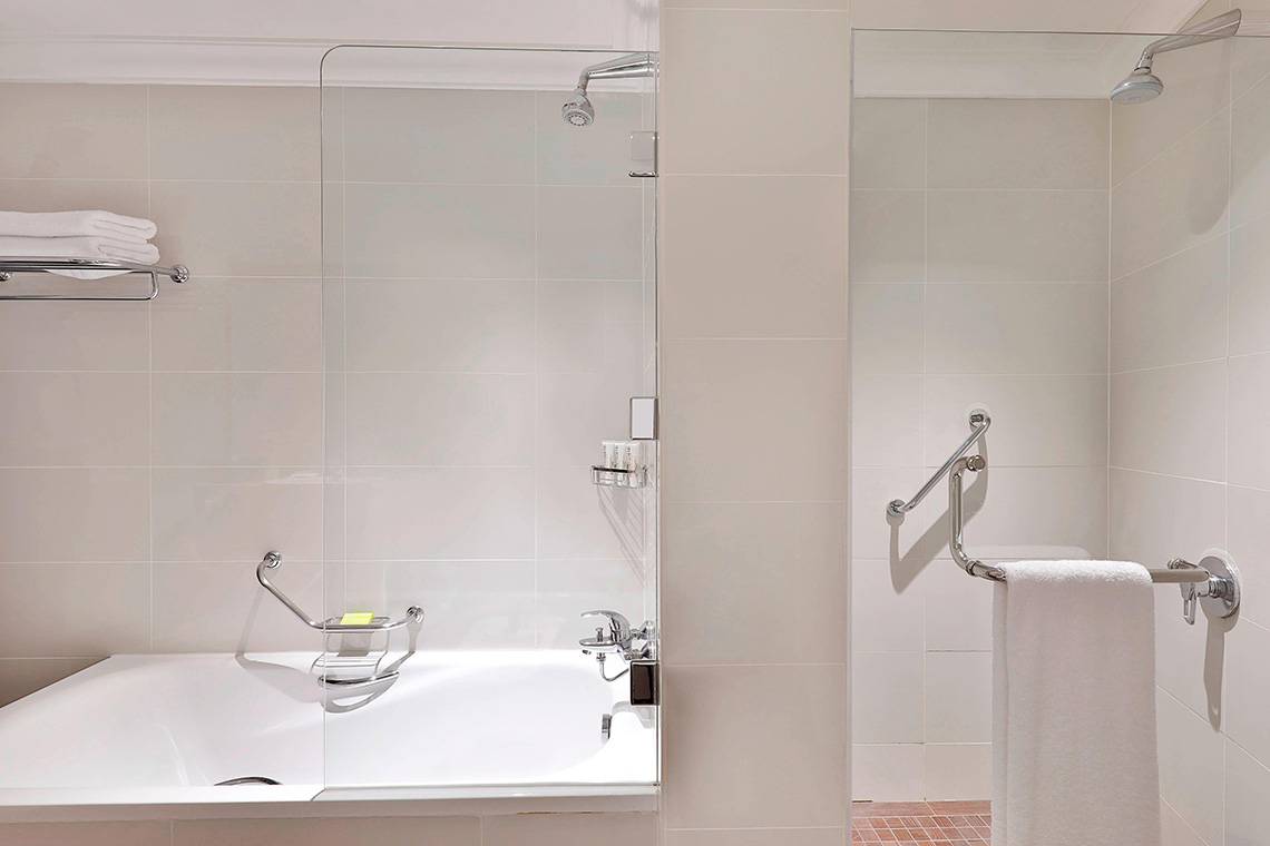 Badezimmer im Le Meridien Mina Seyahi mit Badewanne und Dusche