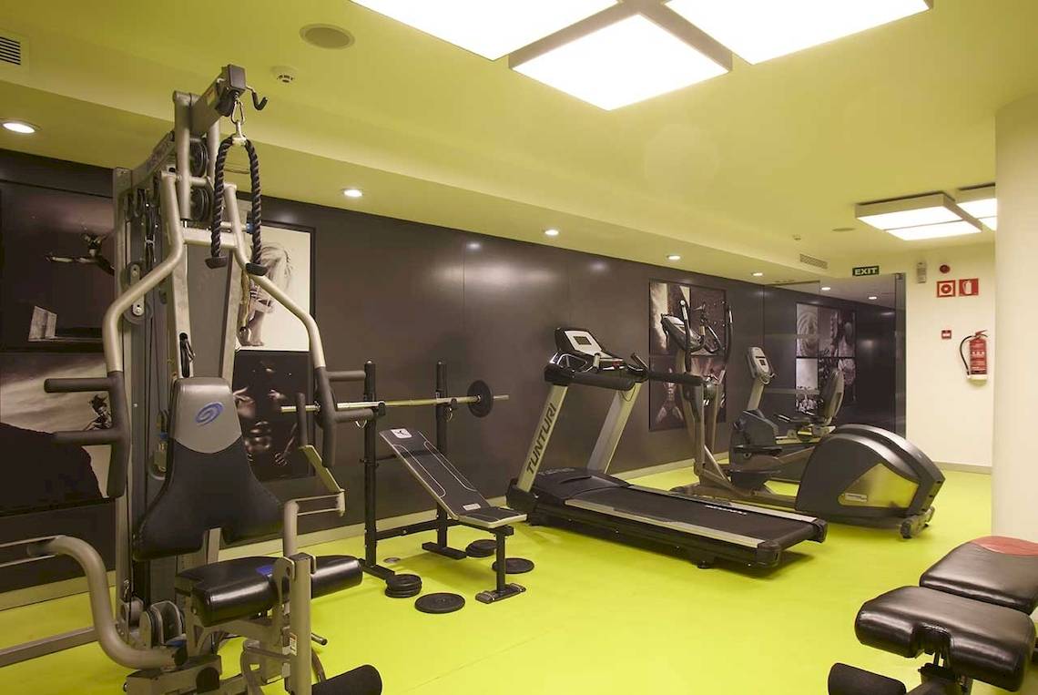 Fitness-Center im Sentido Garbi Ibiza Hotel mit Laufbändern, Hanteln und Kraftgeräten.