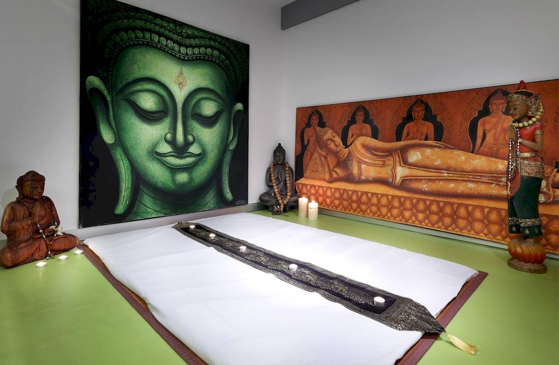 Meditationsraum im Sentido Garbi Ibiza & Spa mit Buddha-Gemälde und Statuen