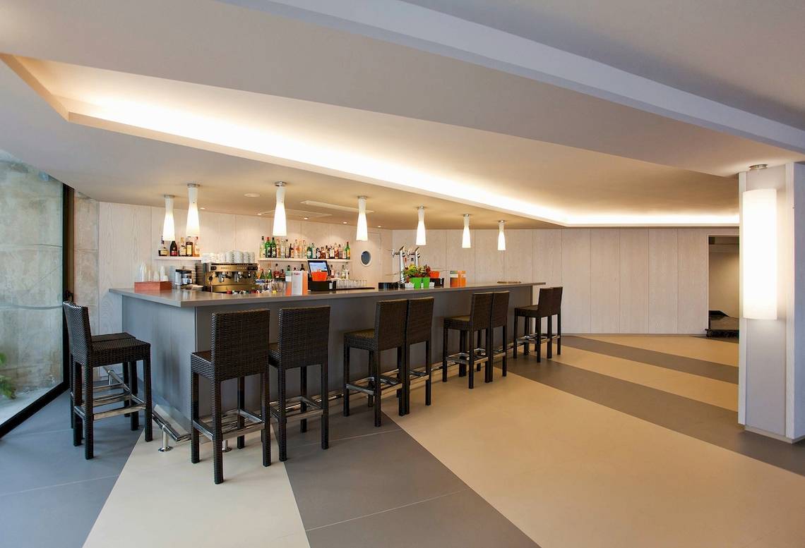 Bar im Be Live Adults Only Marivent Hotel mit vielen Stühlen und einer Theke.