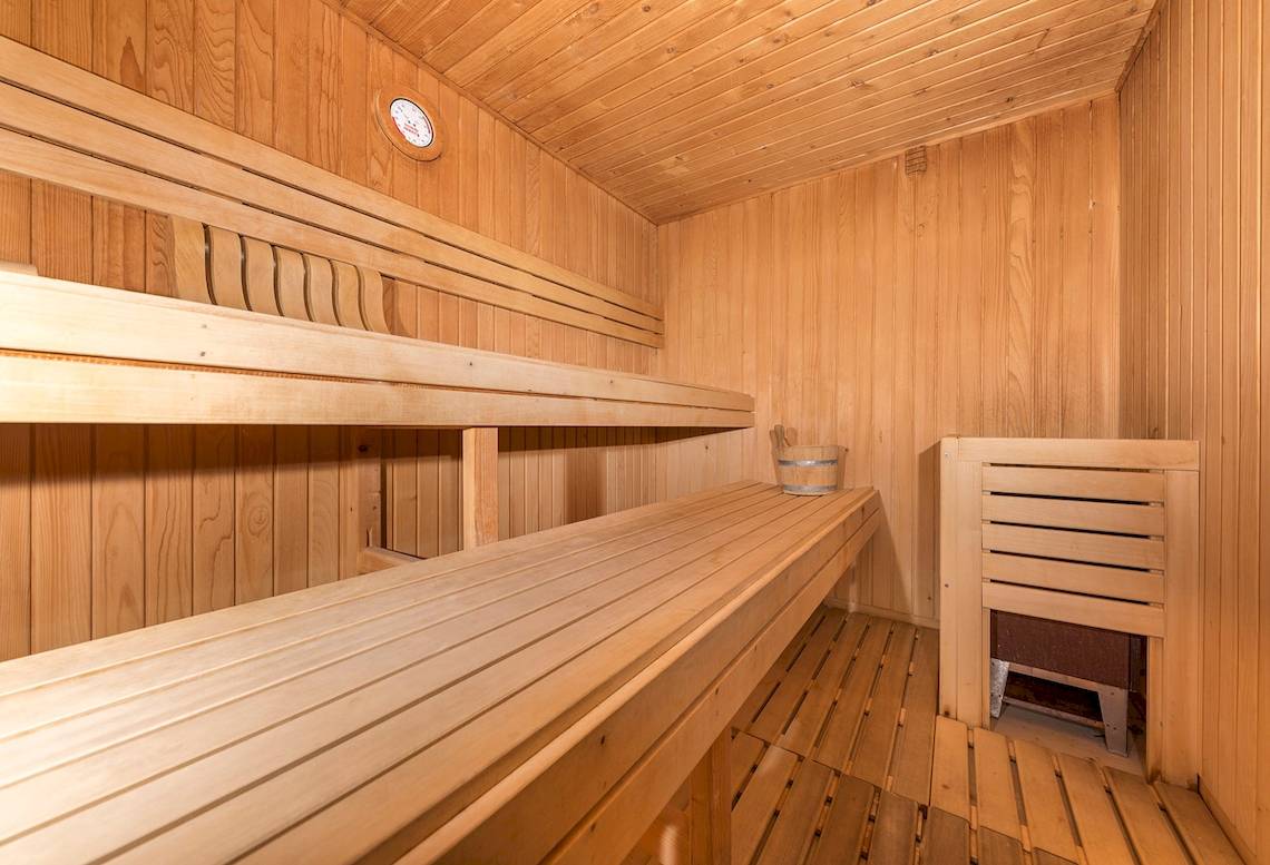 Innenansicht einer Holzsauna im Be Live Adults Only Marivent Hotel mit zwei Liegebänken und einem Holzfass.