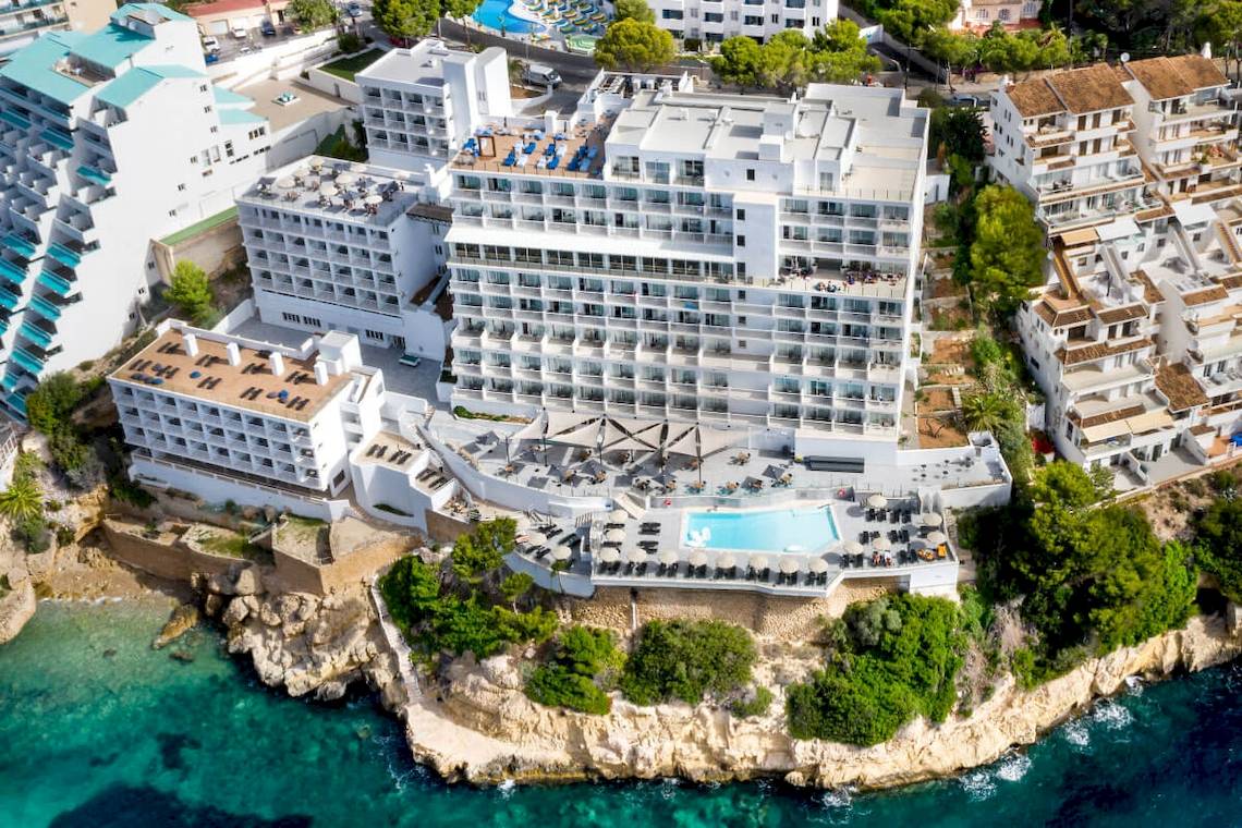 Luftaufnahme des Florida Magaluf Hotels mit Pool und Klippenlage