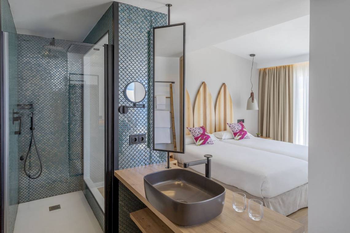 Schlafzimmer des Florida Magaluf Hotels mit angrenzender Dusche und zwei Betten