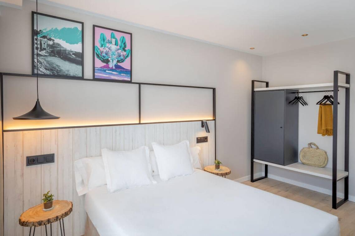 Innenansicht eines Hotelzimmers im Florida Magaluf Hotel mit Bett, Nachttischen und Garderobe.