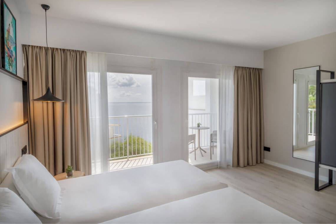 Doppelzimmer im Florida Magaluf Hotel mit Balkon und Meerblick, modernes Design und bequemen Betten.