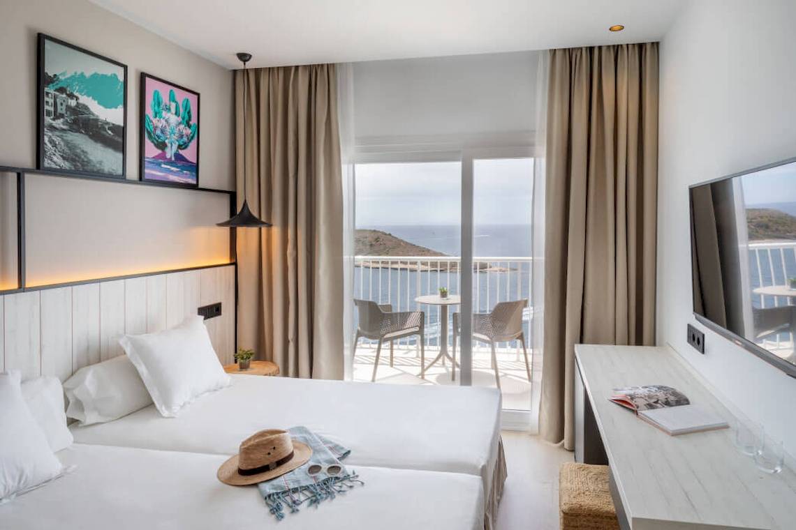 Hotelzimmer mit Meerblick, Balkon und Betten im Florida Magaluf Hotel