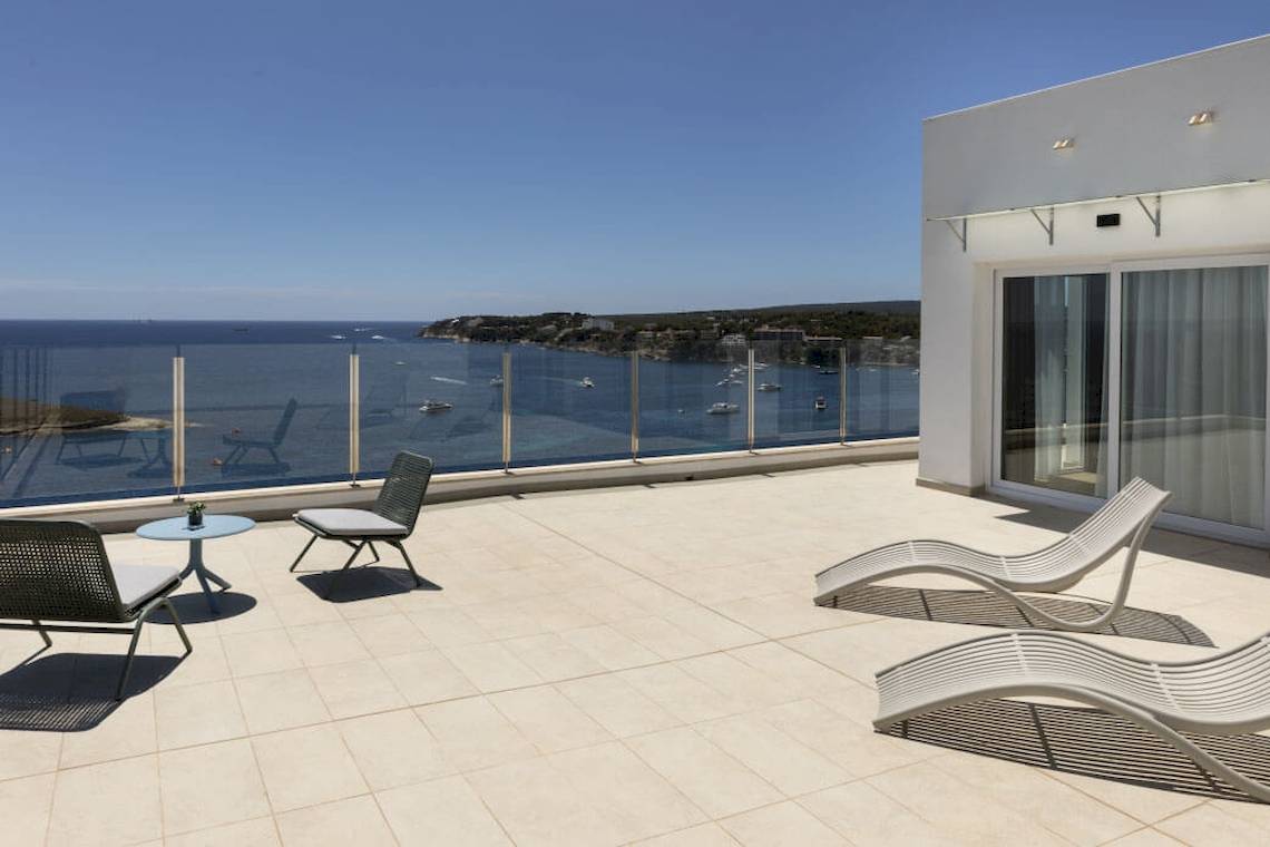 Terrasse des Florida Magaluf Hotels mit Meerblick und modernen Möbeln.